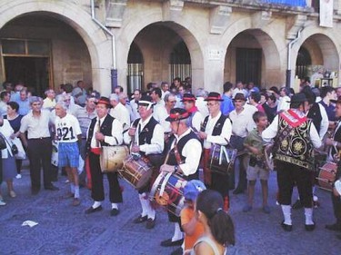 2 instruments played at the same time by one player, rather like a one man band